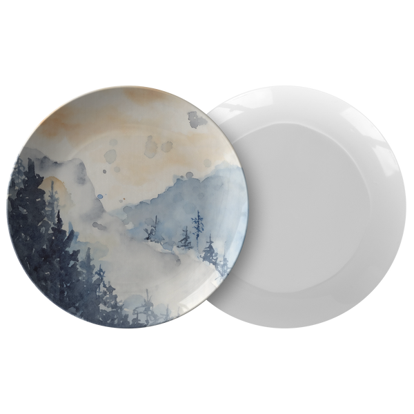 Platos de plástico para la cena con paisaje de montaña en acuarela
